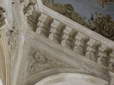 Qui sono evidenti lavori di recupero dell�intonaco e delle modanature, mentre alcuni elementi come i pilastri e le travi sono stati lasciati pi� �grezzi�, quasi come in un castello abbandonato, creando un interessante contrasto con l�eleganza dell�insieme